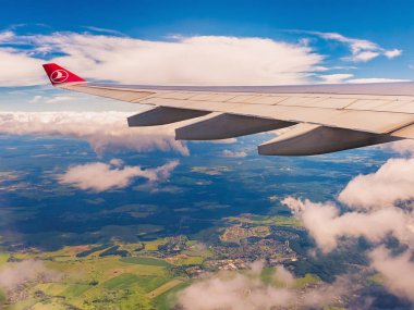 Moskova, 5 Temmuz 2019. Uçak Vnukovo Havaalanı'ndan Moskova bölgesi üzerinde uçarken porthole görünümü.
