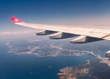 Türkiye. 5 Temmuz 2019. İstanbul, Boğaz ve Yavuz Sultan Selim Köprüsü'nde uçak porthole görünümü.