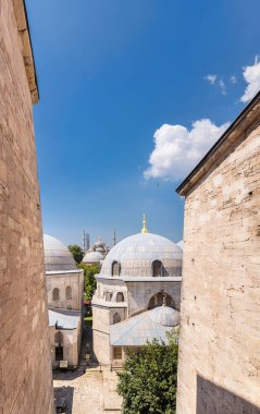 Türkiye. Istanbul. 06 Temmuz 2019. Sabor Ayasofya avlusuna pencereden görünümü