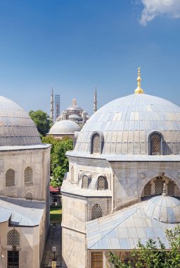 Türkiye. Istanbul. 06 Temmuz 2019. Ayasofya'nın penceresinden kendinize avlu ve Sultan Ahmet Camii manzarası (Sultan Ahmet Camii)
