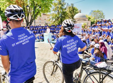 Türkiye. Istanbul. 09 Temmuz 2019. Şehrin turistik bölgelerindeki diğer ülkelerden gelen turistlere yardım eden ve farklı dillerdeki soruları yanıtlayan gönüllülerin bir araya geldiği toplantı