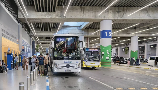 Türkiye. Istanbul. 5 Temmuz 2019. Yeni havaalanındaki otobüs durağı. İnsanlar terminalin alt katında bir otobüse binerler.