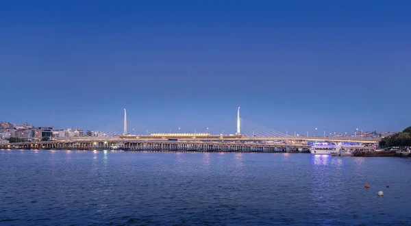 Truthahn. istanbul. 06. Juli 2019. blick auf die metrobrücke "goldenes horn" bei untergang — Stockfoto