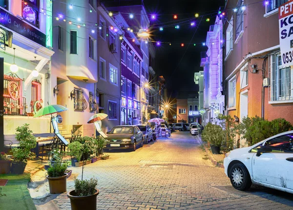 Türkiye. Istanbul. 08 Temmuz 2019. Fatih ilçesindesultanahmet mahallesi eski bir sokakta gece aydınlatması.
