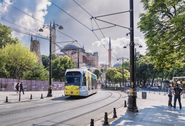 Türkiye. Istanbul. 06 Temmuz 2019. Sultanahmet Meydanı ve Ayasofya Müzesi'nden geçen bir metro treni şehir caddesi boyunca seyahat eder..