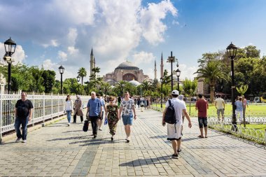 Türkiye. Istanbul. 06 Temmuz 2019. İnsanlar Sultanahmet Meydanı'nda dolaşır ve Ayasofya'nın güzel manzarasının keyfini çıkarırlar..