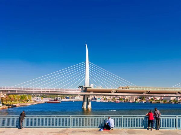 Turkey. Istanbul. July 05, 2019. Fishermen with fishing rods stand on the background of the metro bridge "Golden Horn" — Stock Photo, Image