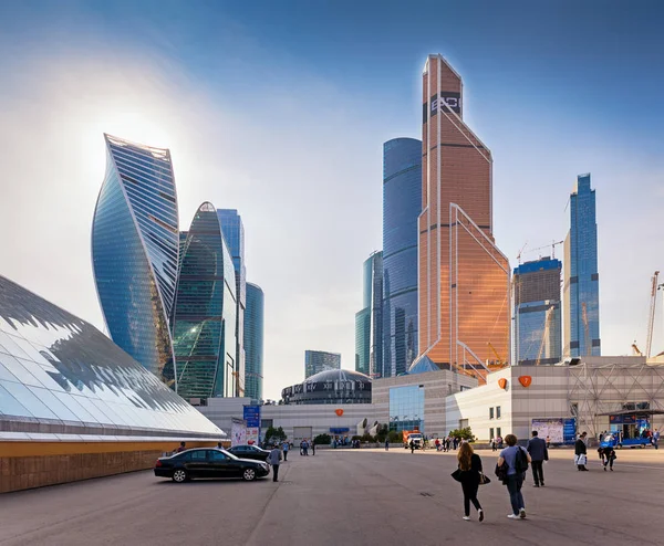 Moskova. 11 Eylül 2019. Expocenter sergi kompleksi topraklarından Moskova City gökdelenler Görünümü