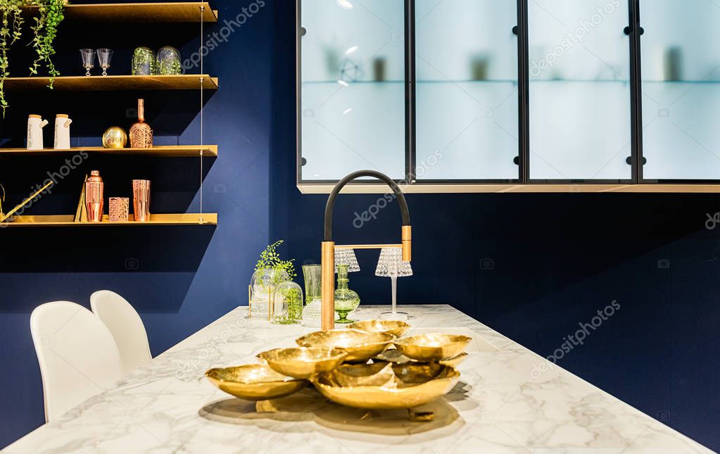 Interior de la cocina moderna con encimera de mármol blanco en el fondo