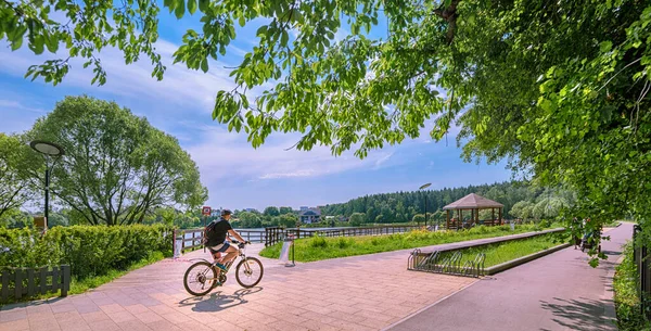 Moskova Haziran 2020 Karantinadan Sonra Meshchersky Parkı Nsanlar Bisikletçiler Parkta Telifsiz Stok Imajlar