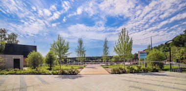 Moskova. 16 Haziran 2020. Meshchersky Parkı. Sahilin girişi kapalı. Yol boyunca uzanan bir bant geçişi yasaklıyor..