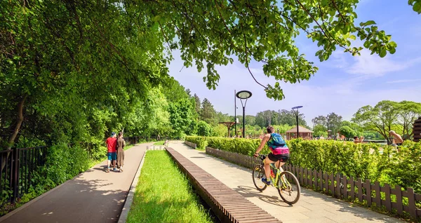 Moscovo Junho 2020 Pessoas Andam Andam Bicicleta Através Território Parque Fotografia De Stock