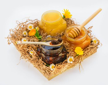 Kavanozlar dolusu kozalak reçel, akçaağaç balı ve azize balı.