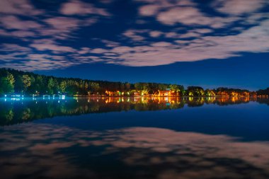 Moskova. 27 Ağustos 2020. Meshchersky göleti. Suyun yüzeyinde bulutların yansımasıyla güzel bir gece manzarası..