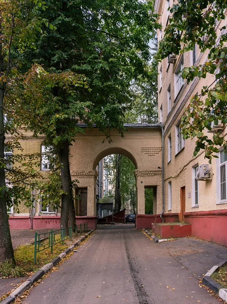 Moskova. 30 Ağustos 2020. Partizanskaya Caddesi. 25 ile 27 ev arasında eski kemer..