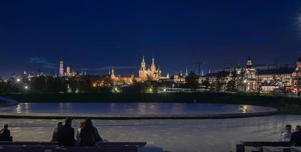 Москве Октября 2020 Года Парк Зарядье Люди Восхищаются Прекрасным Ночным — стоковое фото