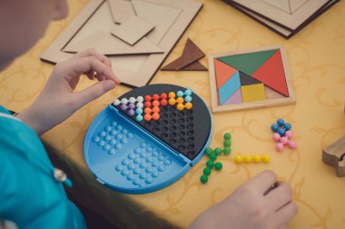 Çocuk, parçalarından bir renk Oluşturucusu birleştirir