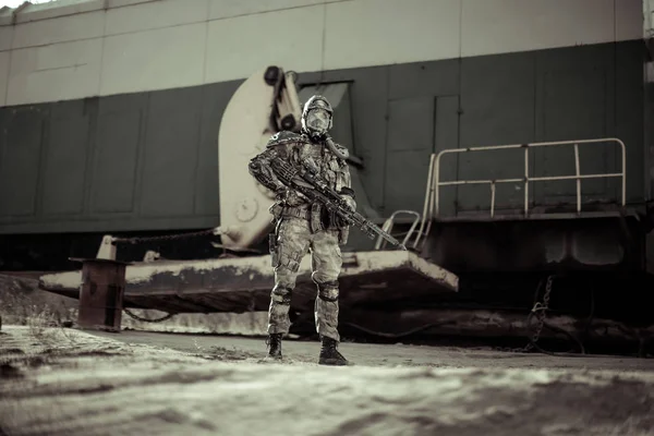 武装人员在化学保护站立在铁结构附近 启示录概念 — 图库照片