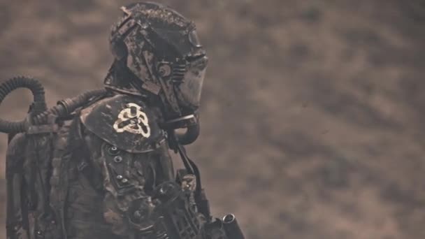 Одинокий Вооруженный Воин Области Химической Защиты Бродит Пустыням Концепция Апокалипсиса — стоковое видео