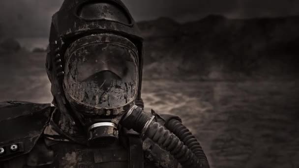 Guerreiro Armado Solitário Proteção Química Vagando Pelo Deserto Conceito Apocalipse — Vídeo de Stock