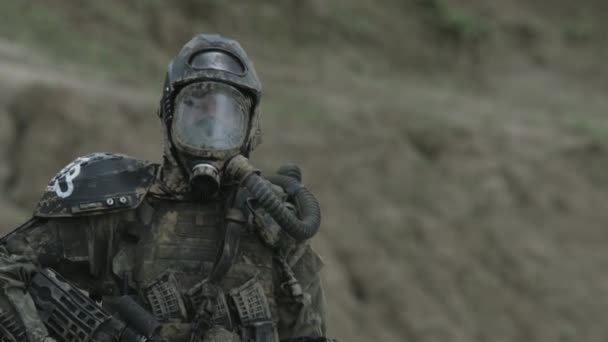Einsamer Bewaffneter Krieger Chemischen Schutz Der Durch Ödnis Wandert Apokalypse — Stockvideo