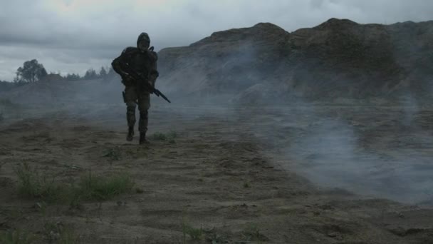 孤独的武装战士在化学保护徘徊在荒原上 启示录的概念 — 图库视频影像