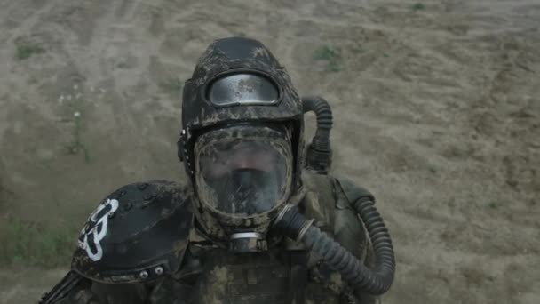 孤独的武装战士在化学保护徘徊在荒原上 启示录的概念 — 图库视频影像