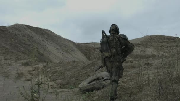 Atrás Vista Guerrero Armado Solitario Protección Química Vagando Través Tierras — Vídeo de stock