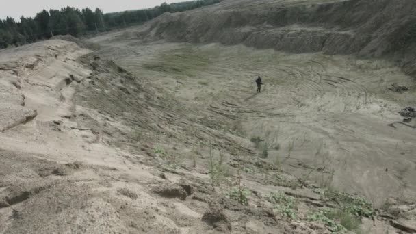 孤独的武装战士在化学保护徘徊在峡谷 启示录概念 — 图库视频影像