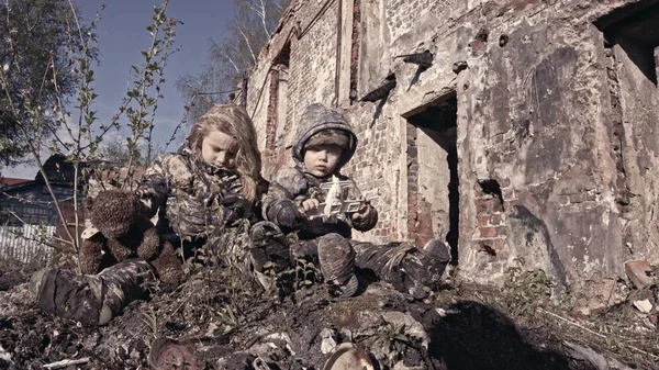 Pequeños Hermanos Sin Hogar Sucios Sentados Lado Del Edificio Abandonado — Foto de Stock