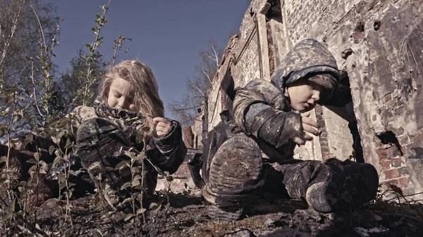 Retrato Tristes Sucios Hermanos Sin Hogar Junto Edificio Abandonado — Foto de Stock