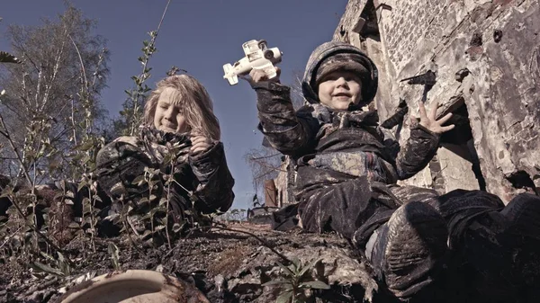 Retrato Pequeños Hermanos Sin Hogar Sucios Llorando Junto Edificio Abandonado — Foto de Stock