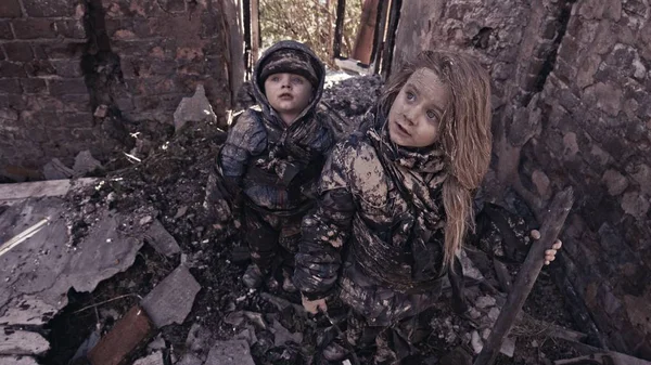 肖像画に立って少し汚いホームレス孤児の放棄された建物 — ストック写真