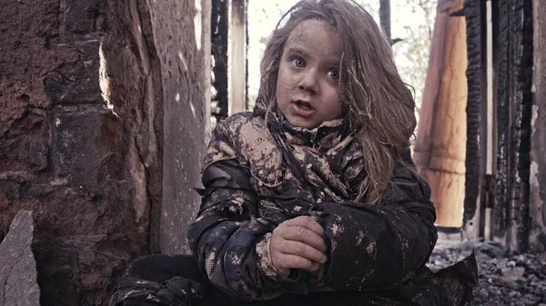 肮脏的无家可归的孤儿女孩的肖像坐在废弃的建筑 — 图库照片