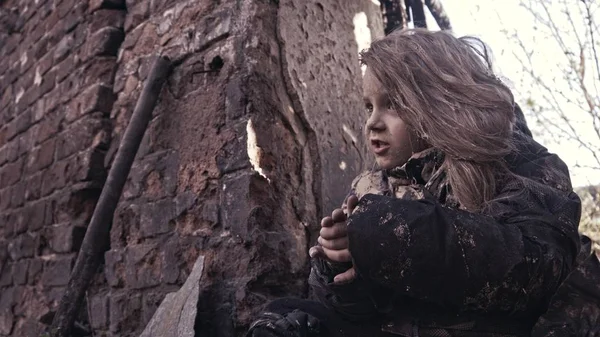 Terk Edilmiş Binada Oturan Kirli Evsiz Yetim Kızı Portresi — Stok fotoğraf