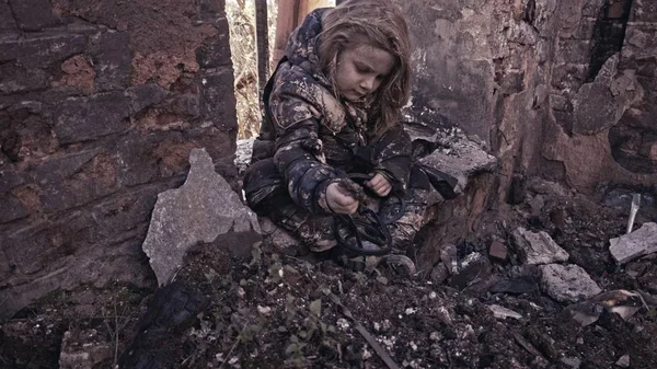 Retrato Sujo Sem Teto Órfão Menina Sentado Prédio Abandonado — Fotografia de Stock