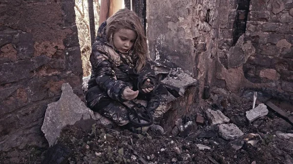 Retrato Una Huérfana Sucia Sin Hogar Sentada Edificio Abandonado — Foto de Stock