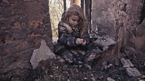 Retrato Sujo Sem Teto Órfão Menina Prédio Abandonado — Fotografia de Stock