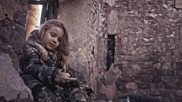 Retrato Una Huérfana Sucia Sin Hogar Edificio Abandonado — Foto de Stock