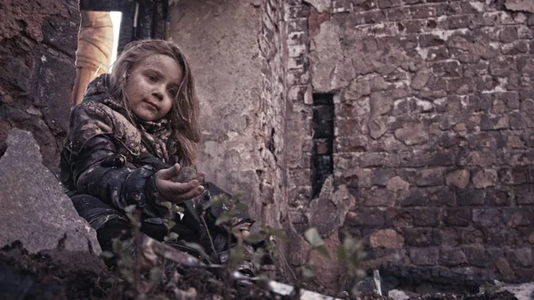 Portret Van Vuile Dakloze Orphan Meisje Verlaten Gebouw — Stockfoto
