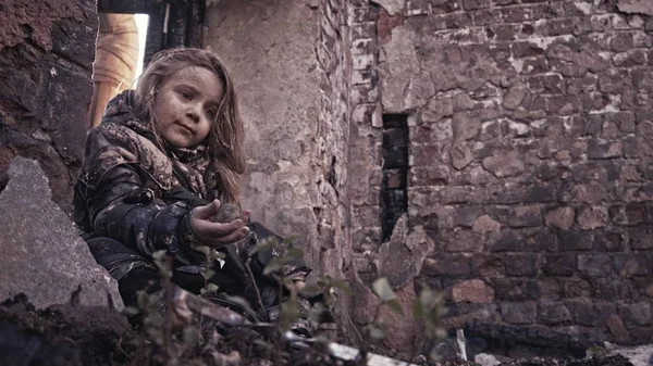 Retrato Sujo Sem Teto Órfão Menina Prédio Abandonado — Fotografia de Stock