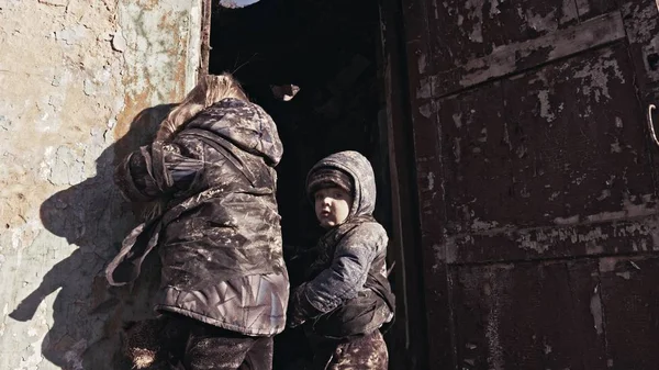放棄された建物の横にある小さな汚いホームレス孤児の肖像画 — ストック写真