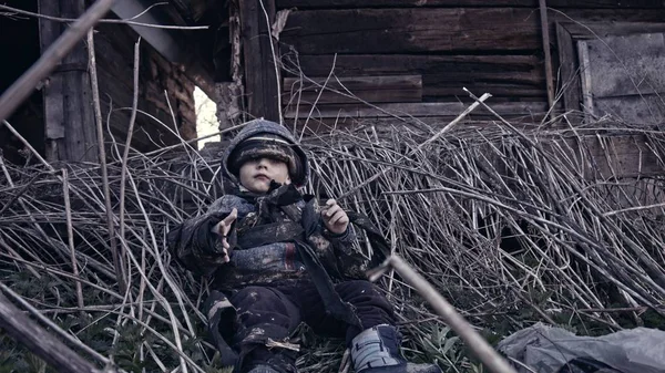 Портрет Маленького Брудного Бездомного Хлопчика Сироти Біля Покинутої Будівлі — стокове фото