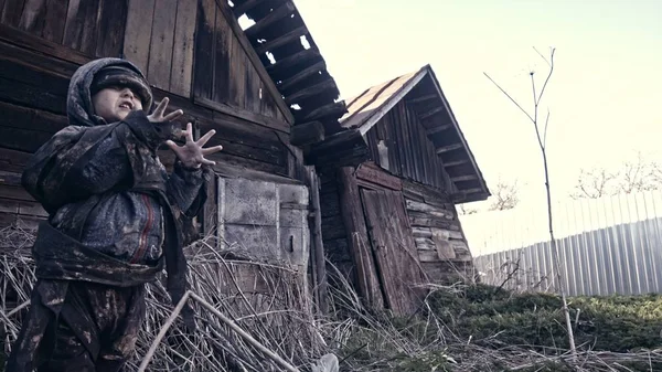小肮脏的无家可归的孤儿的肖像旁边废弃的建筑 — 图库照片