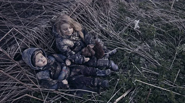 Retrato Pouco Triste Sem Teto Órfãos Deitado Sujeira Com Urso — Fotografia de Stock