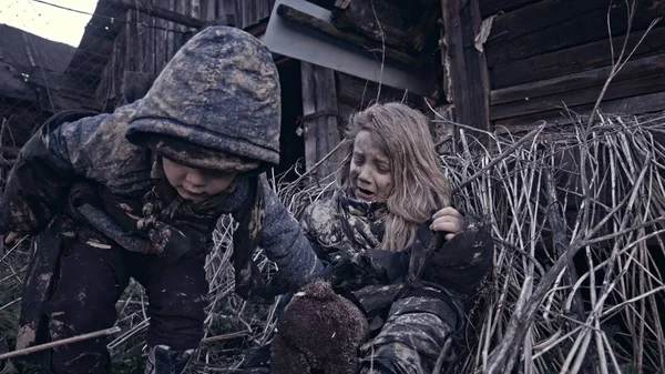 Retrato Pequeños Huérfanos Sin Hogar Llorando Junto Edificio Abandonado —  Fotos de Stock