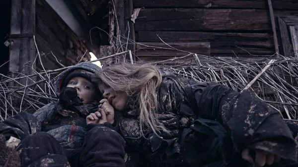 Portret Van Beetje Triest Dakloze Wezen Liggen Samen Naast Verlaten — Stockfoto