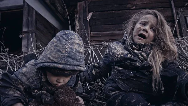 Retrato Pequeños Huérfanos Sin Hogar Llorando Junto Edificio Abandonado —  Fotos de Stock