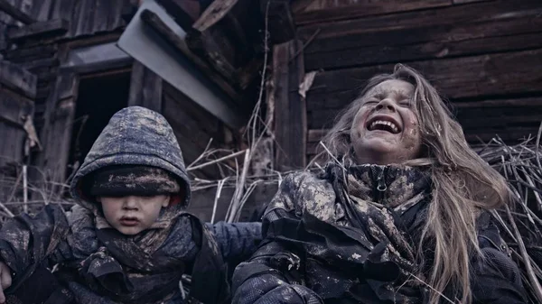 Portret Van Weinig Vuil Dakloze Wezen Zit Huilen Tegen Verlaten — Stockfoto