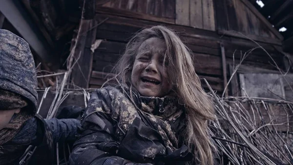 Retrato Pouco Sujo Sem Teto Crianças Menina Chorando Lado Edifício — Fotografia de Stock